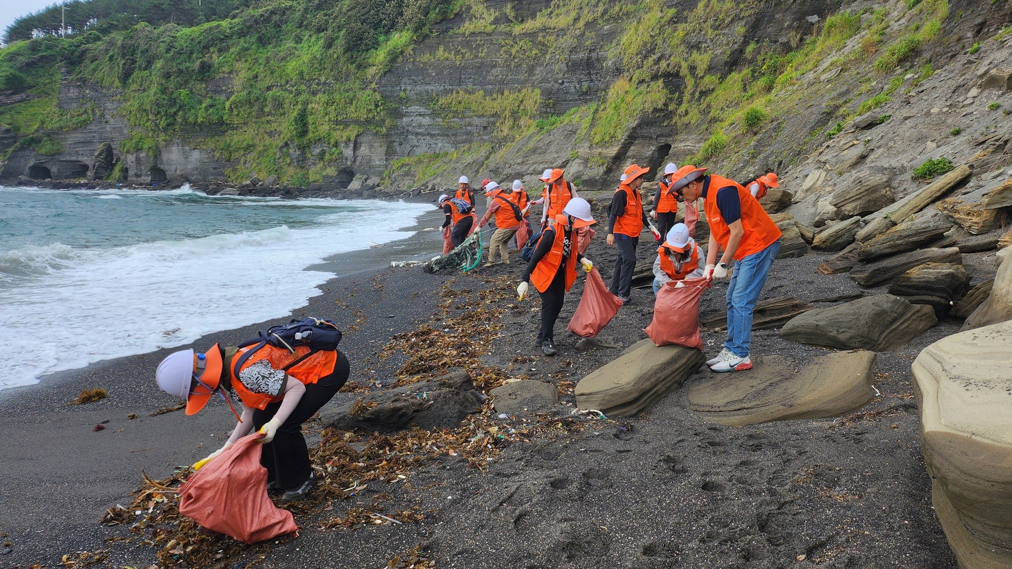 “제주유산은 우리가 지킨다” 제주대박물관, 송악산 해안동굴 문화유산 보호활동