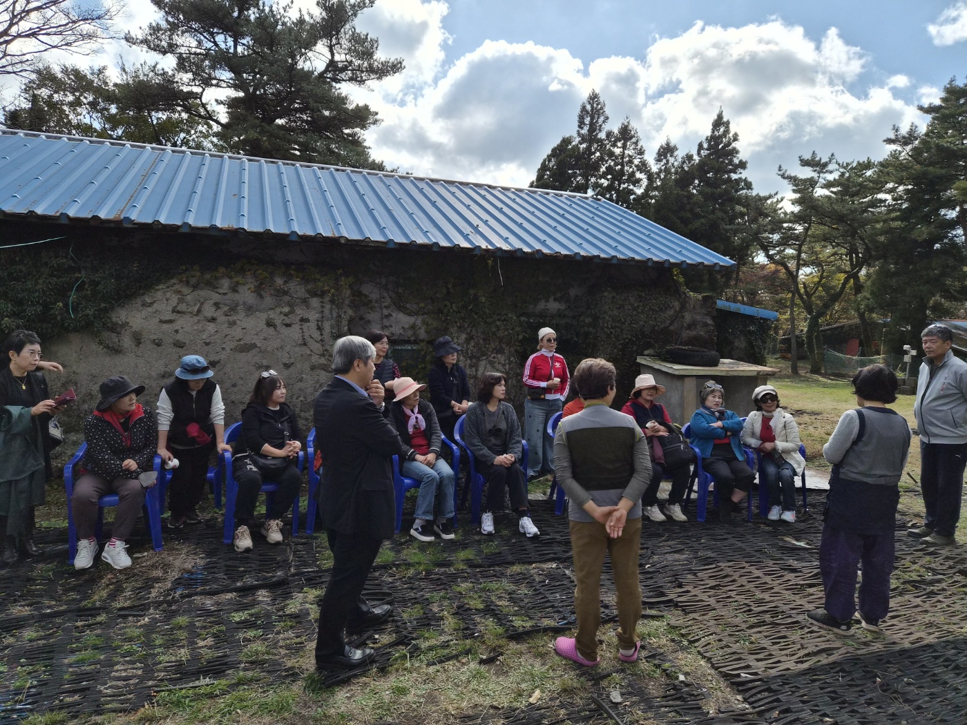 제주대 평생교육원 ‘제25기 제주시 여성대학’ 원생들과 오름 및 표고버섯농장 탐방 행사 실시