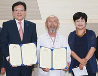 진성기 관장, '50년 모은' 소장품 기증