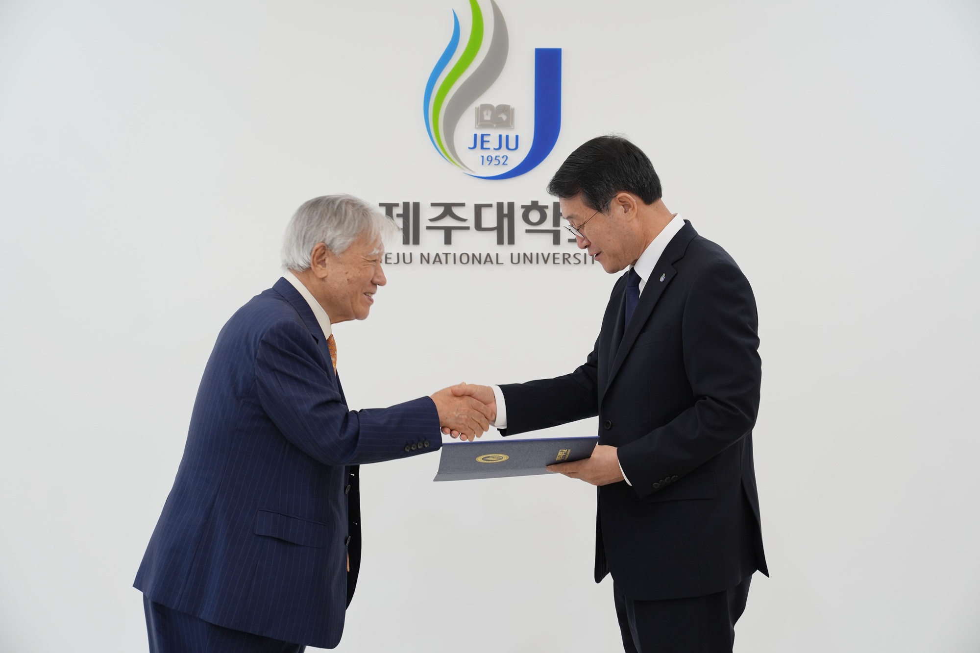 “학교 발전이 곧 제주의 발전” (재)덕산문화재단, 제주대에 21억원 쾌척