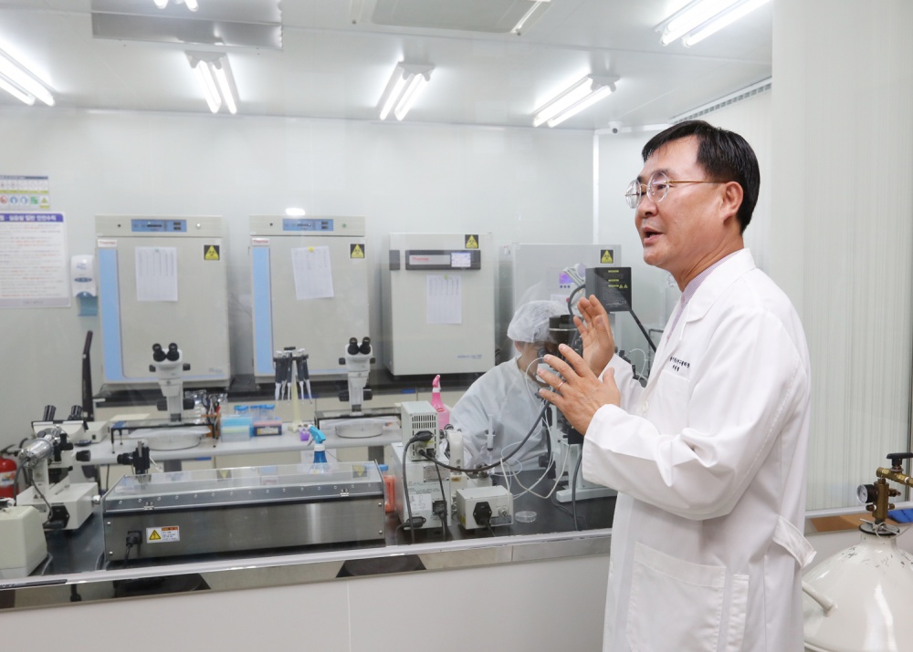 JNU Prof. Park Se-pil on Bong Joon-ho's Latest Sci-Fi Mickey 17: "The Cloned Human Character Might Be Different"