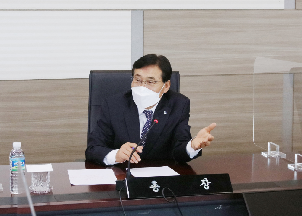 이임 기자간담회에서 지금까지 소회를 밝히고 있는 송석언 총장.jpg