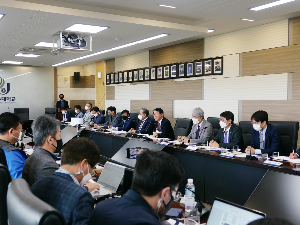 제주대학교 제 11대 김일환 총장 취임 및 정책 기자회견 모습.JPG