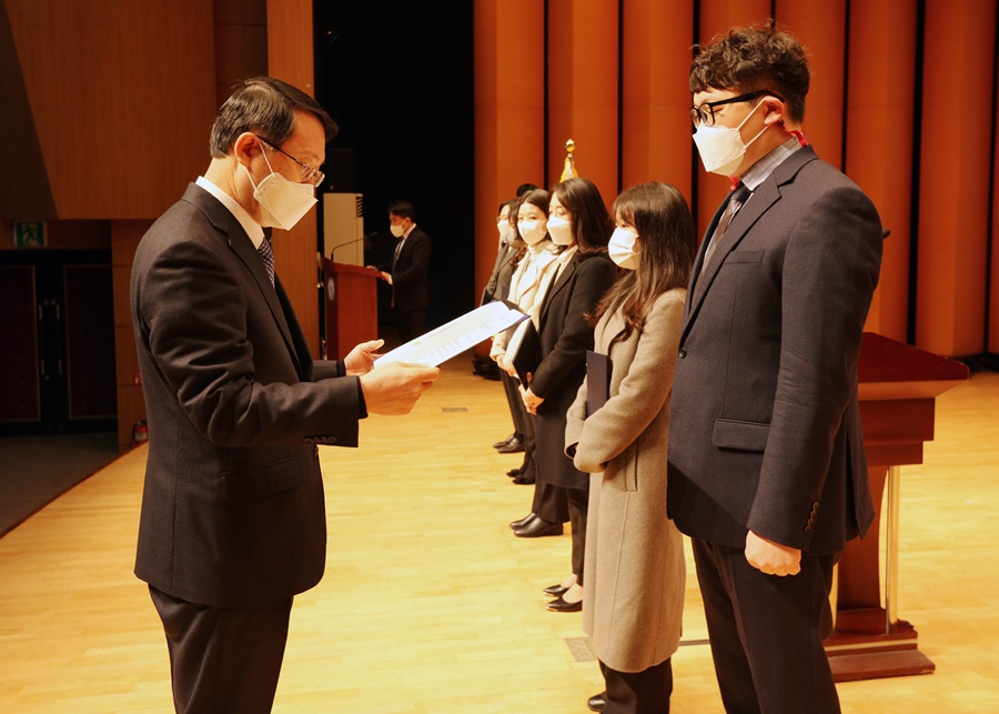 표창 수여하는 김일환 총장.jpg