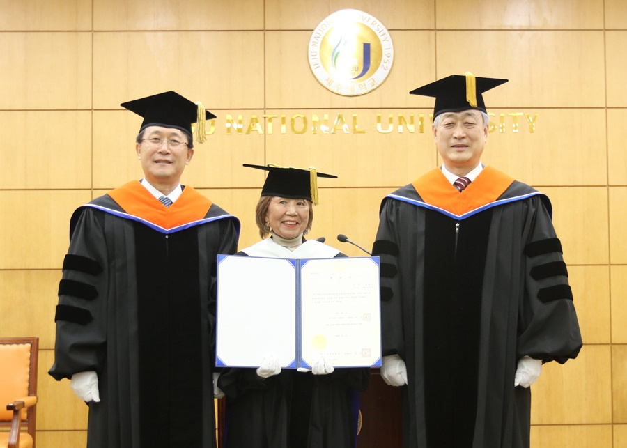 서명숙 제주올레 이사장에 제주대 명예 문학박사학위 수여(왼쪽부터 김일환 총장, 서명숙 이사장, 이호원 연구부총장).JPG