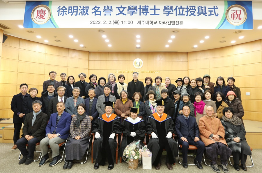 서명숙 제주올레 이사장에 제주대 명예 문학박사학위 수여.JPG