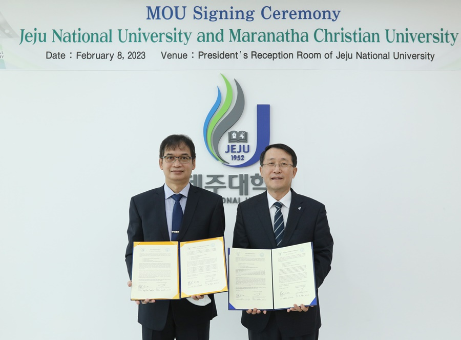 오른쪽 김일환 제주대 총장, 왼쪽 스리 위디얀토로 마라나타기독대 총장.jpg