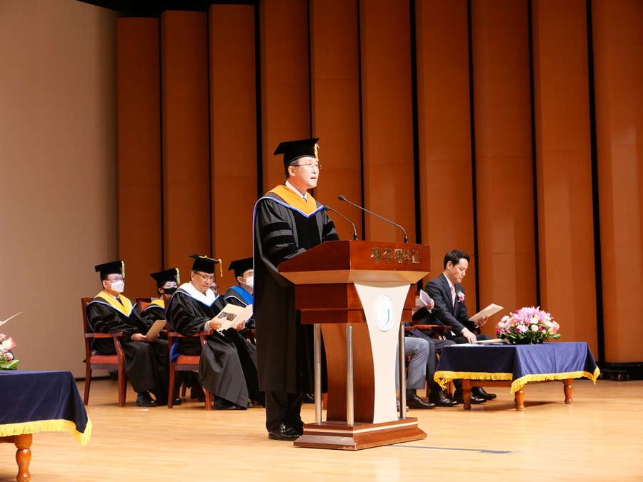 학위수여식사하는 김일환 제주대 총장.JPG